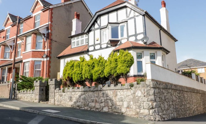 Colwyn Bay Cottage | Cabin ∙ 3 bedrooms ∙ 6 guests