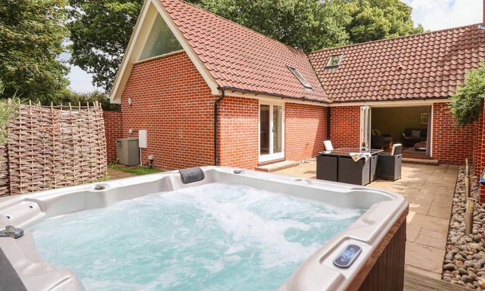 Crostwick Cottage | Cabin ∙ 3 bedrooms ∙ 6 guests
