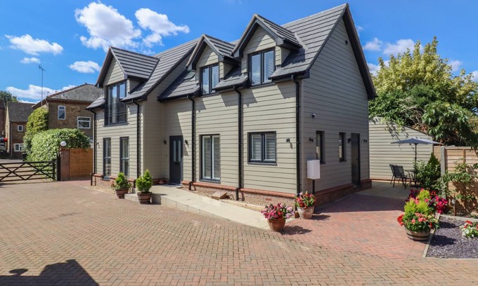 Littleport Cottage | Cabin ∙ 3 bedrooms ∙ 5 guests