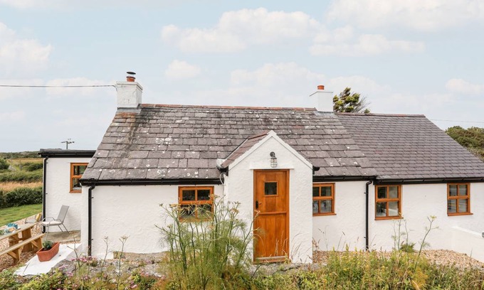 Rhoscolyn Cottage | Cabin ∙ 3 bedrooms ∙ 4 guests