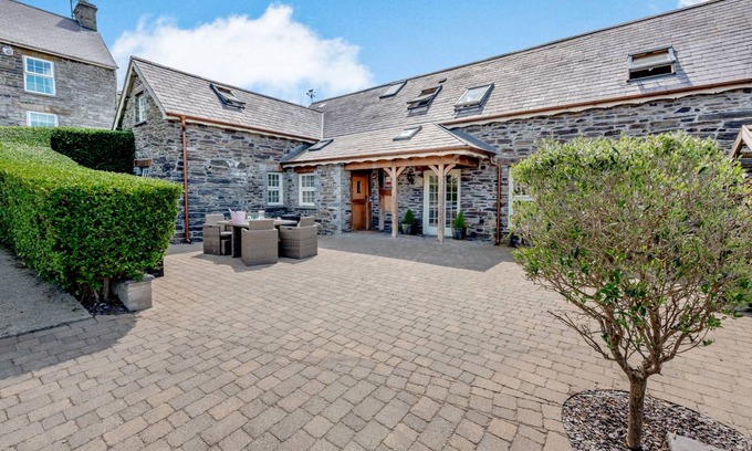Newcastle Emlyn Cottage | Cabin ∙ 3 bedrooms ∙ 5 guests
