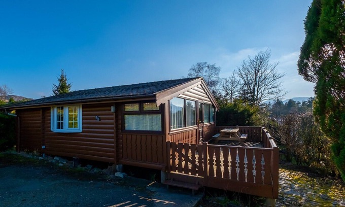 Bronaber House | Cabin 310 is a pet-friendly, bronze graded, 3-bedroom self-catering log cabin sleeping 6 people (1 d