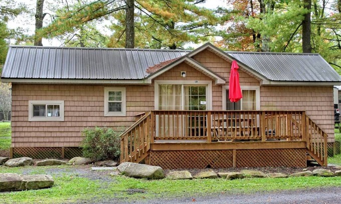 Centre Hall Cabin | Cabin 36 Sleeps 6 Guests