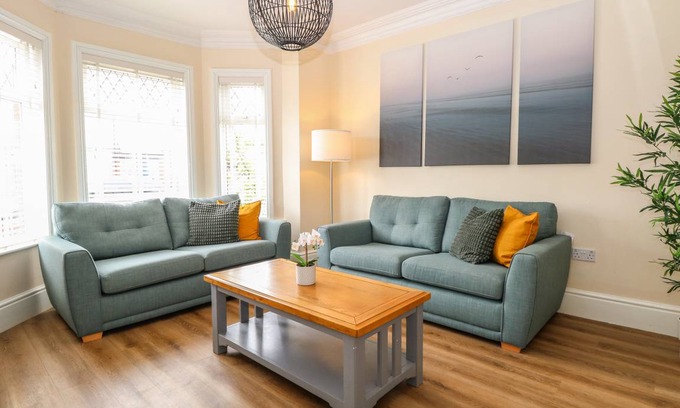 Gorleston-on-Sea Cottage | Cabin ∙ 4 bedrooms ∙ 8 guests