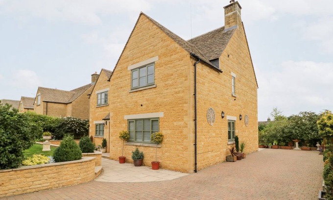 Stow-on-the-Wold Cottage | Cabin ∙ 4 bedrooms ∙ 6 guests