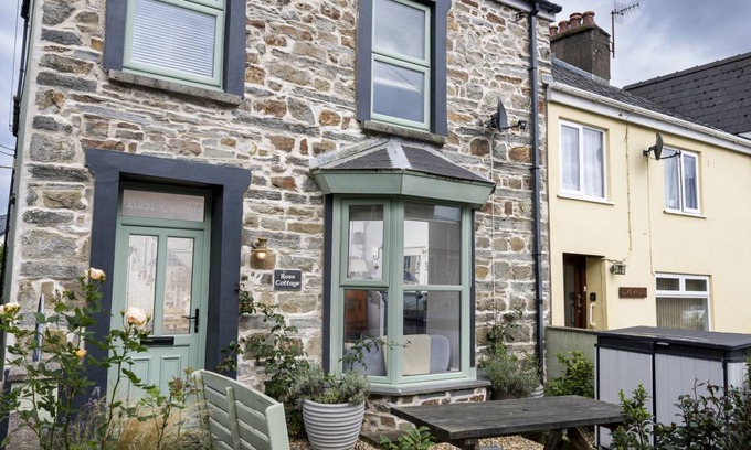 St Dogmaels Cottage | Cabin ∙ 4 bedrooms ∙ 8 guests