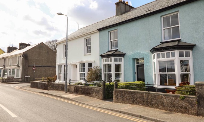 Borth-y-Gest Cottage | Cabin ∙ 4 bedrooms ∙ 7 guests