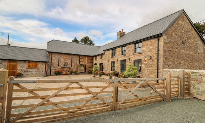 Brecon Cottage | Cabin ∙ 4 bedrooms ∙ 10 guests