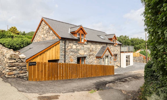 Llandderfel Cottage | Cabin ∙ 4 bedrooms ∙ 8 guests