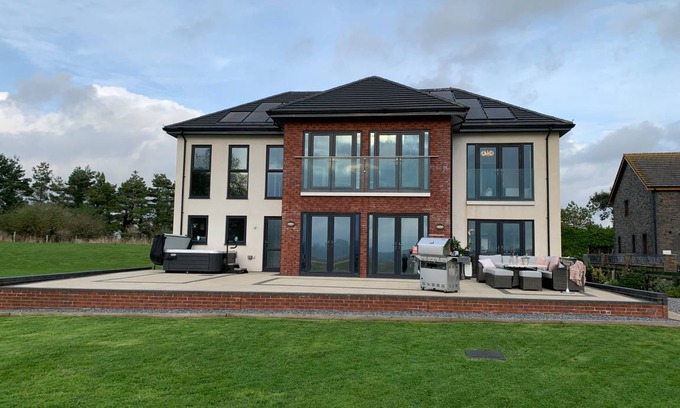 Llanrhidian Higher Cottage | Cabin ∙ 4 bedrooms ∙ 12 guests
