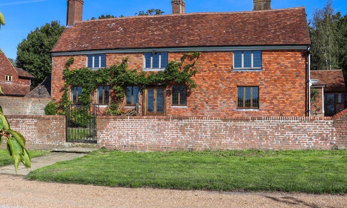 Ewhurst Green Cottage | Cabin ∙ 4 bedrooms ∙ 8 guests