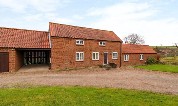 Binbrook Cottage | Cabin ∙ 4 bedrooms ∙ 8 guests
