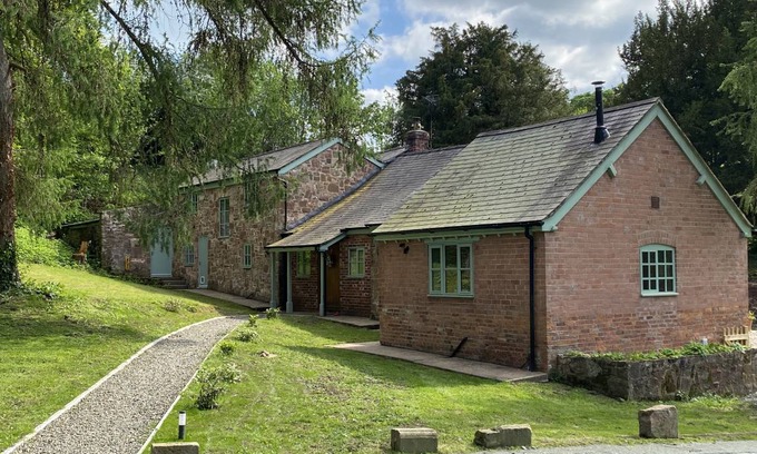 Overton-on-dee Cottage | Cabin ∙ 4 bedrooms ∙ 8 guests