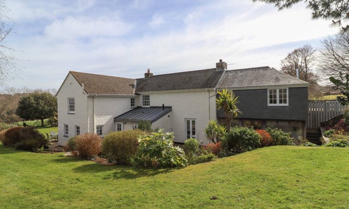 Carnon Downs Cottage | Cabin ∙ 4 bedrooms ∙ 8 guests