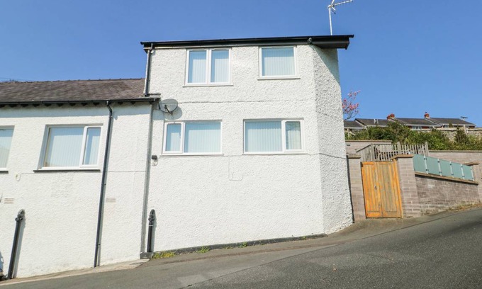 Menai Bridge Cottage | Cabin ∙ 4 bedrooms ∙ 7 guests