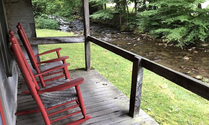 Maggie Valley Cabin | Cabin 4 - Off the grid cabin at Pioneer Village