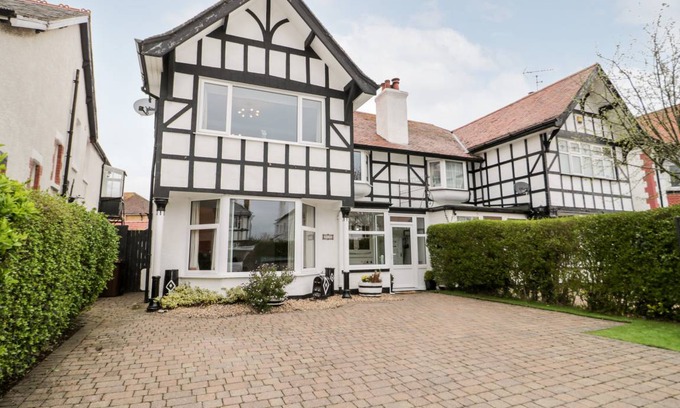 Rhos on Sea Cottage | Cabin ∙ 5 bedrooms ∙ 10 guests