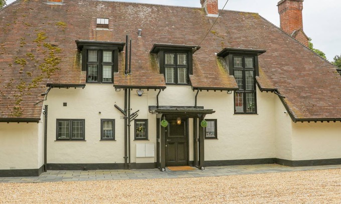 New Forest District Cottage | Cabin ∙ 5 bedrooms ∙ 12 guests
