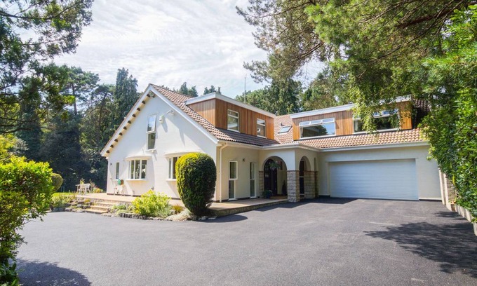 Canford Cliffs Cottage | Cabin ∙ 5 bedrooms ∙ 10 guests