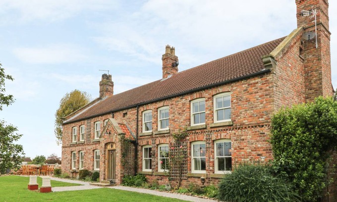 Ryther Cottage | Cabin ∙ 6 bedrooms ∙ 12 guests