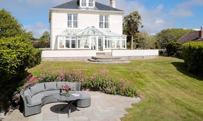Trebetherick Cottage | Cabin ∙ 6 bedrooms ∙ 12 guests