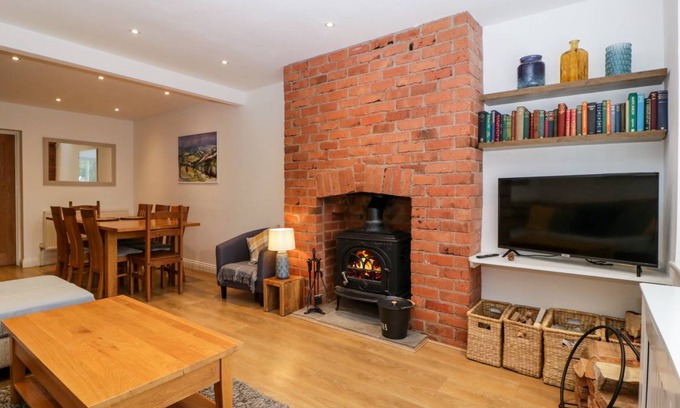 Broadway Cottage | Cabin ∙ 6 bedrooms ∙ 11 guests