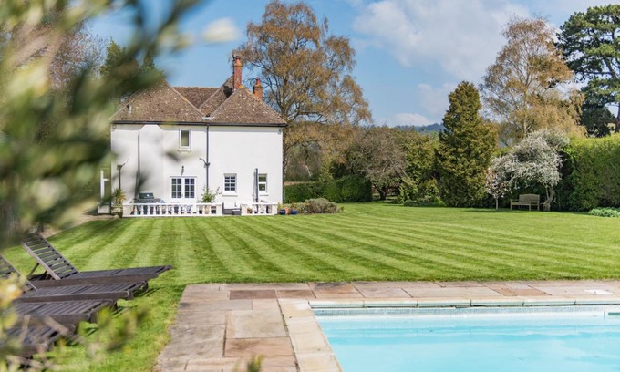 Charing Cottage | Cabin ∙ 6 bedrooms ∙ 12 guests