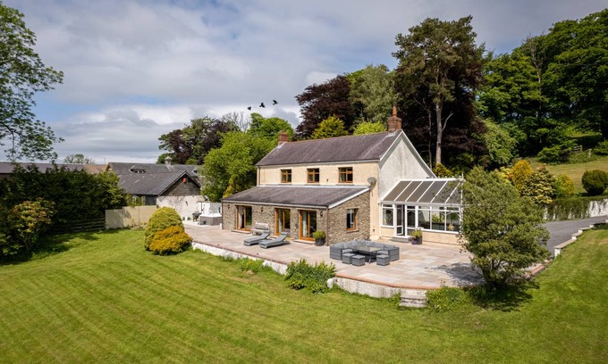 Newcastle Emlyn Cottage | Cabin ∙ 6 bedrooms ∙ 10 guests
