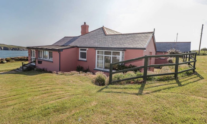 St Brides Cottage | Cabin ∙ 7 bedrooms ∙ 16 guests