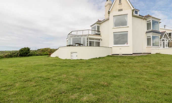 Penzance Cottage | Cabin ∙ 7 bedrooms ∙ 14 guests