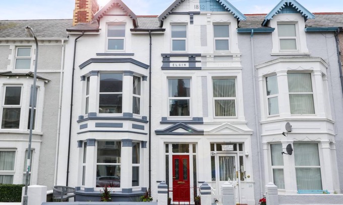 Llandudno Cottage | Cabin ∙ 7 bedrooms ∙ 12 guests