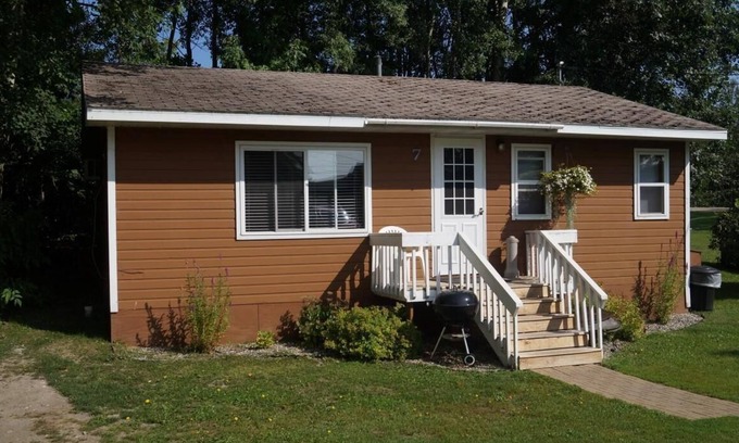 Hines Apartment | Cabin 7 Family Friendly Resort