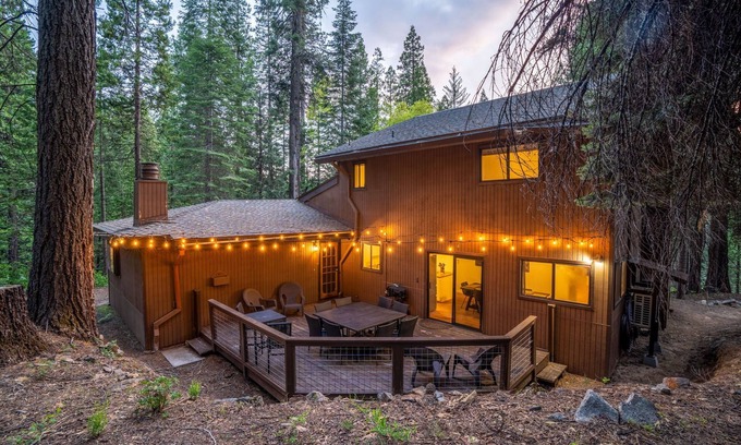 Sugar Pine Cabin | Cabin 7 Miles to Yosemite with Fast EV, Projector, King Beds