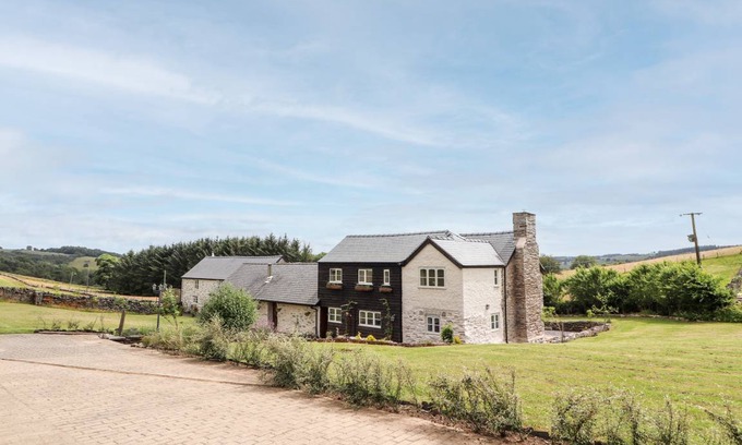 Pontfadog Cottage | Cabin ∙ 8 bedrooms ∙ 17 guests