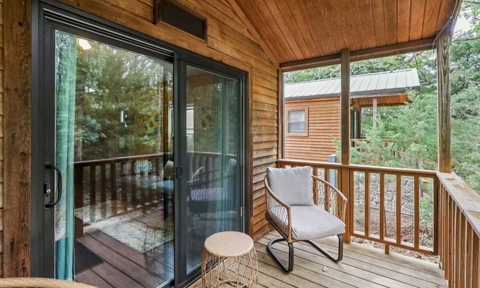 Neal Cabin | Cabin 9 ~ Toronto Lake: Fishing, Swimming & More! 1 Bedroom Cabin by RedAwning