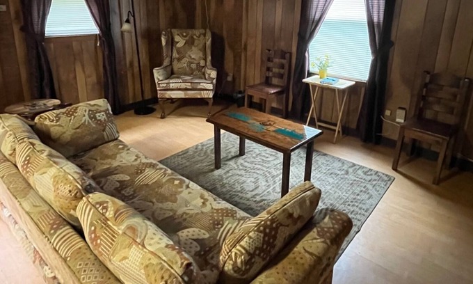 Salem Cabin | Cabin At beautiful Lake Jocassee, Salem SC sleeps 6 free park pass