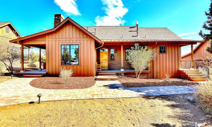 Powell Butte Cabin | Cabin at Brasada Ranch Resort/2 Master BD/2.5Ba w/golf course Views & Hot Tub