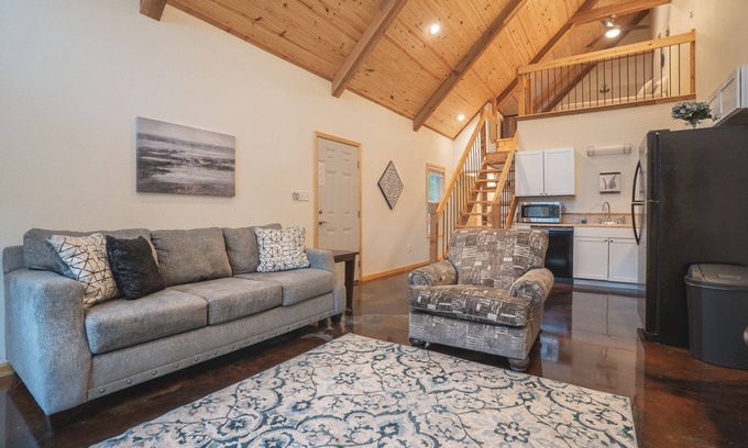 Royal Cabin | Cabin C at Safe Harbor Brady Mountain on Lake Ouachita!