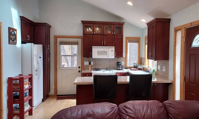 Pine Cove Cabin | Cabin/Cottage w/deck -4 minutes from town