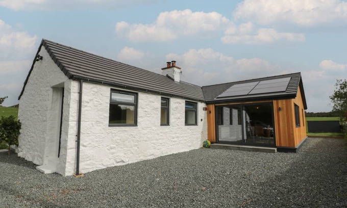 Castle Douglas Cottage | Cabin ∙ 2 bedrooms ∙ 4 guests