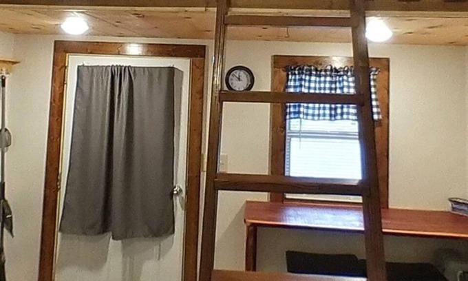 Harrison Cabin | Cabin in beautiful Shady Oaks camp Ground. In the heart of the Ozarks