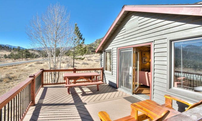 Estes Park Cabin | Cabin in Popular High Drive Area with RMNP Right Next Door