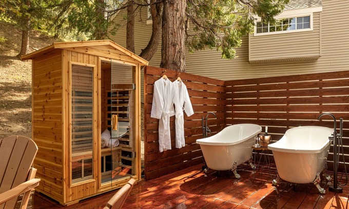 Blue Jay House | 🌲Cabin in the Pines🌲 Outdoor Soaking Tubs, Firepit, Arcade Room