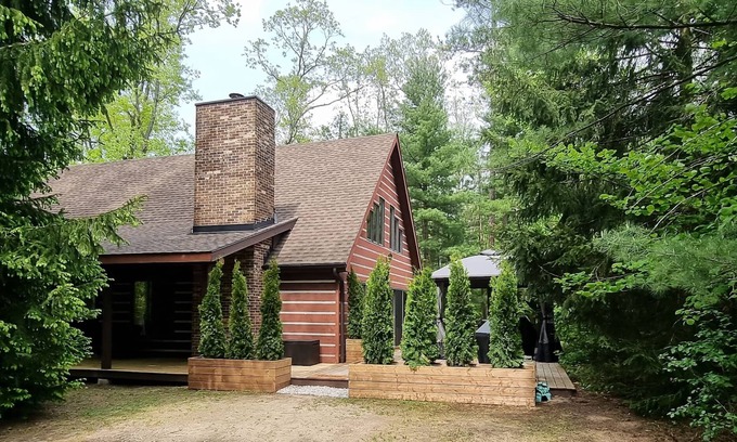 Grand Bend Cottage | Cabin in the Woods - 5 min walk to private beach!