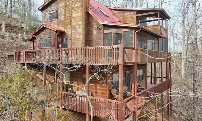 Young Harris Cabin | Cabin in Young Harris with creek, 5 min. from Lake Chatuge