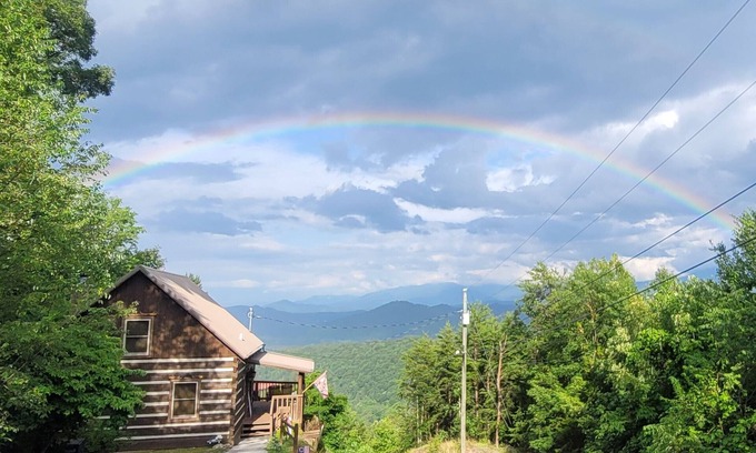 Gatlinburg - Pigeon Forge Cabin | Cabin of Dreams – Bluff Mountain Views, Hot Tub & Wildlife