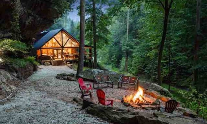 Slade Cabin | Cabin of Freedom Falls-hot tub-waterfall
