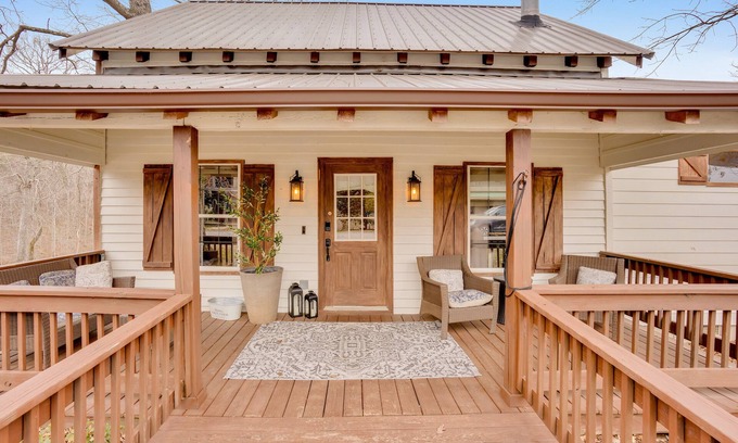 Rising Fawn Cabin | CABIN ON LAKE W/KAYAK, PADDLE BOAT, FIRE PIT, ARCADE & WIFI AT BASE OF MOUNTAIN