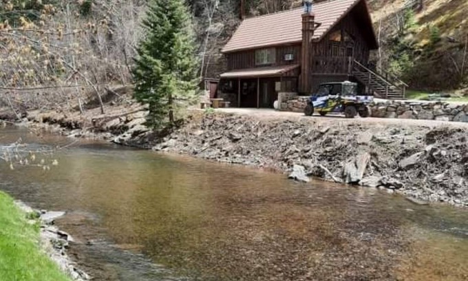 Rapid City Cabin | Cabin on the Creek w/Hot tub