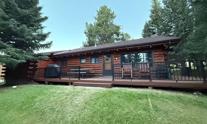 Cody Cabin | CABIN ON THE RIVER - 2 BR W/LOFT 20 miles from NE entrance of Yellowstone